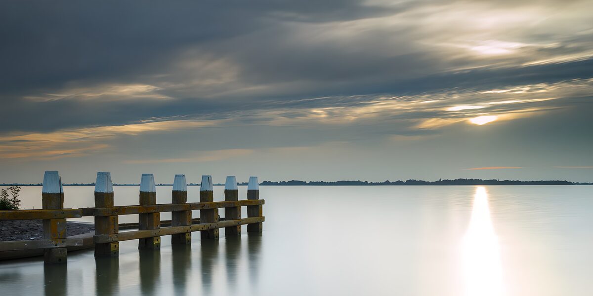 CW5885919: Rustige Steiger bij Zonsondergang