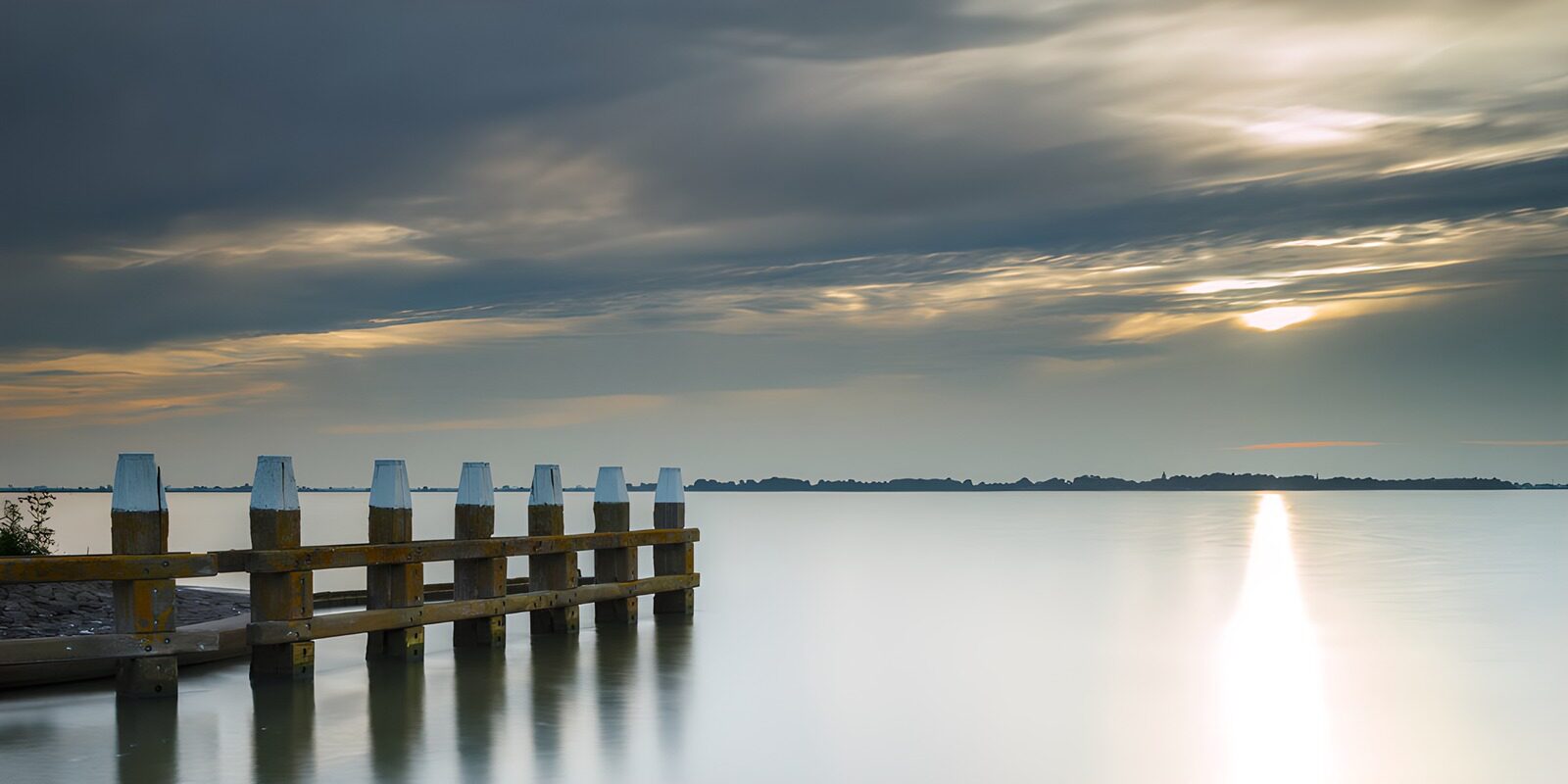 CW5885919: Rustige Steiger bij Zonsondergang