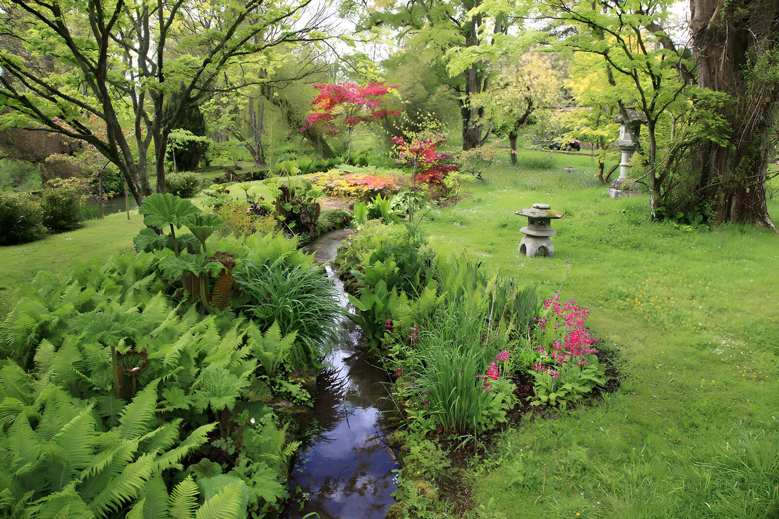 CW3812727: Rustige, groene tuin met beek