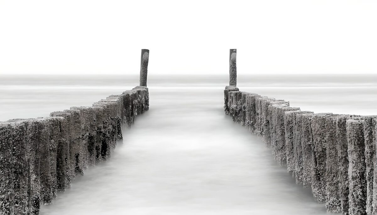Zwarte en witte pier in de zee