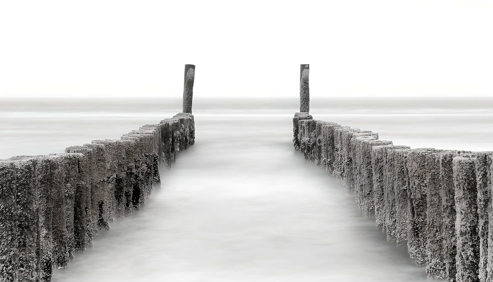 CW3909229: Zwarte en witte pier in de zee