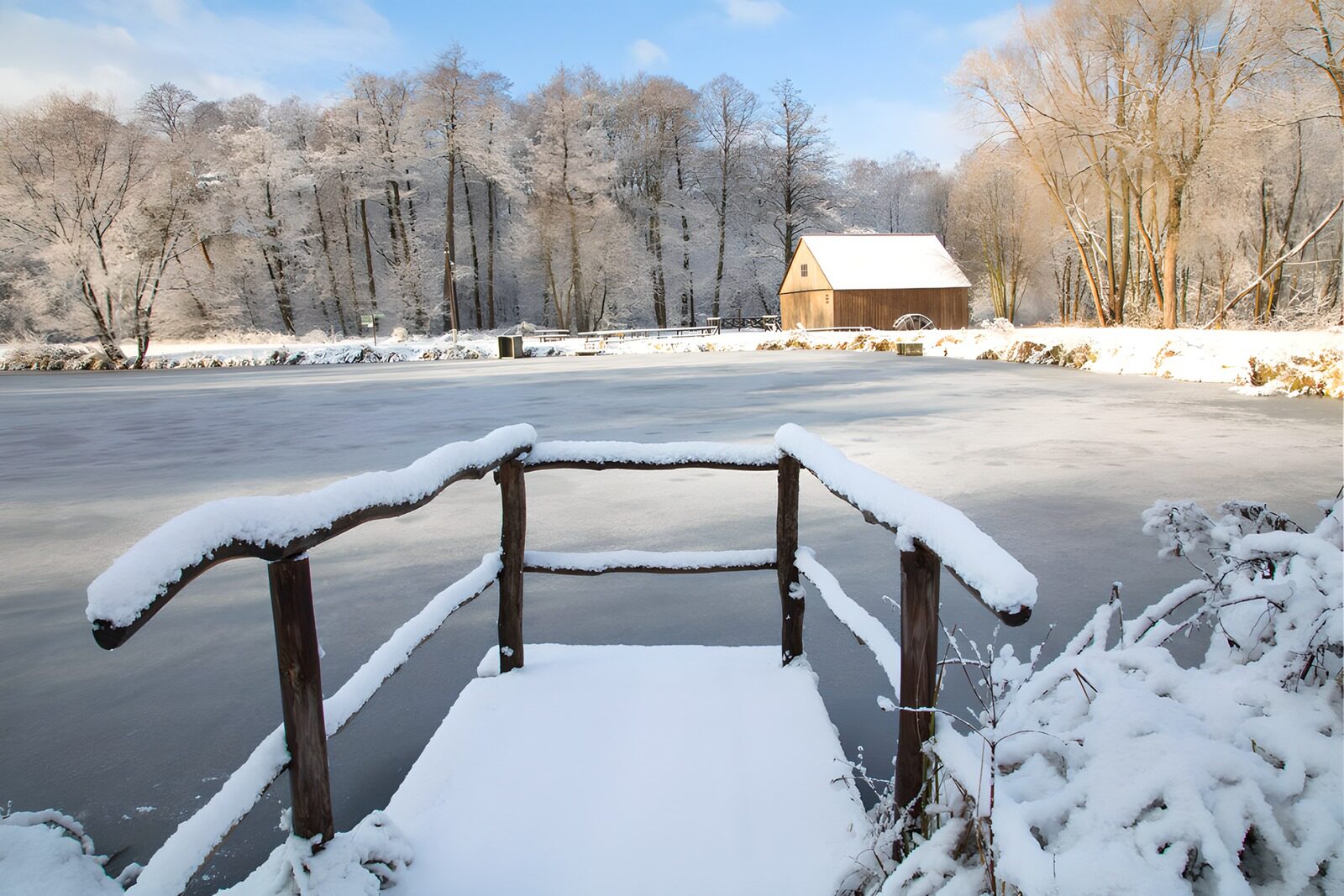 CW7766219: Sneeuwerig landschap bij een boerderij