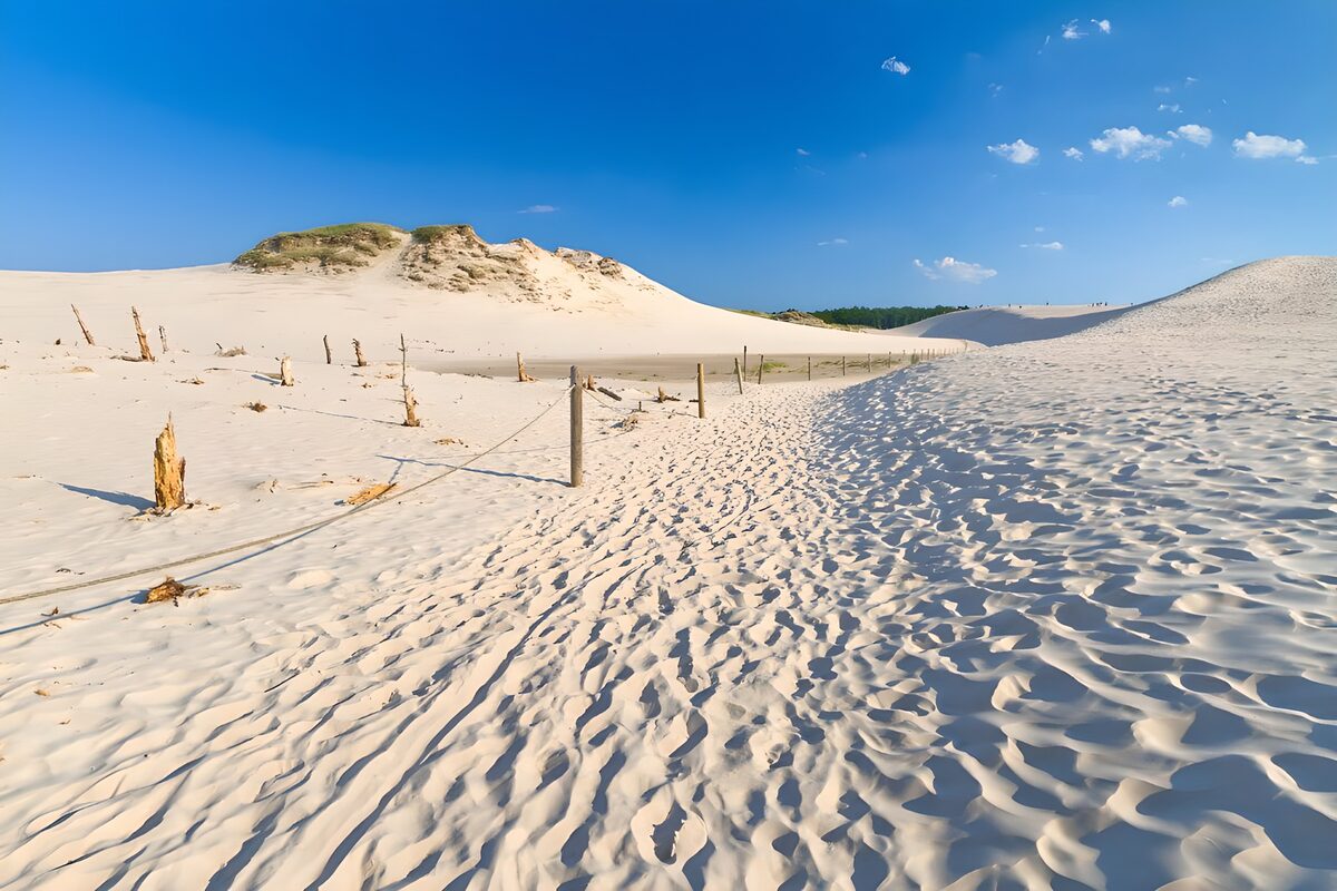 Zandduinen onder een heldere lucht