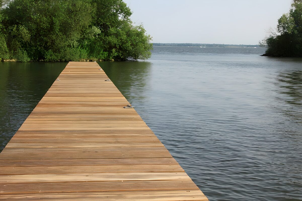 Houtensteiger bij rustig water
