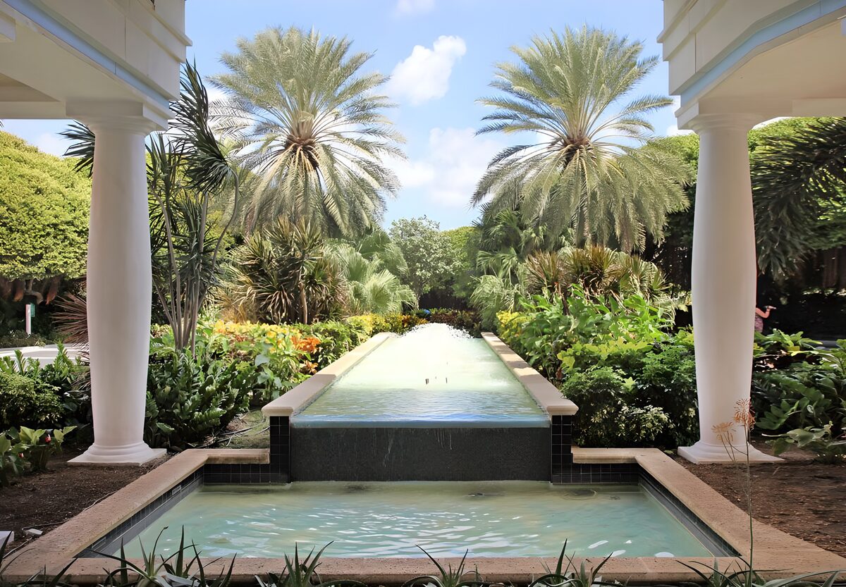 Rustige tuin met fontein en palmbomen