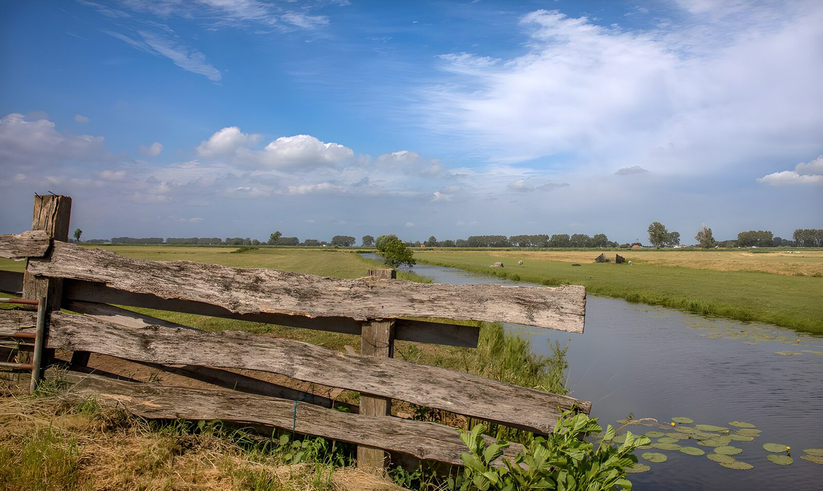 CW8328871: Rustige landschapscene met sloot en lucht
