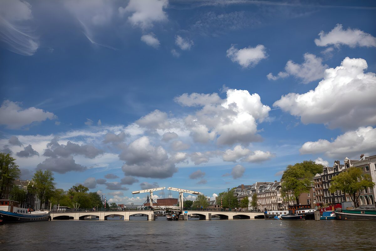 Amsterdamse Brug onder een Stralende Lucht