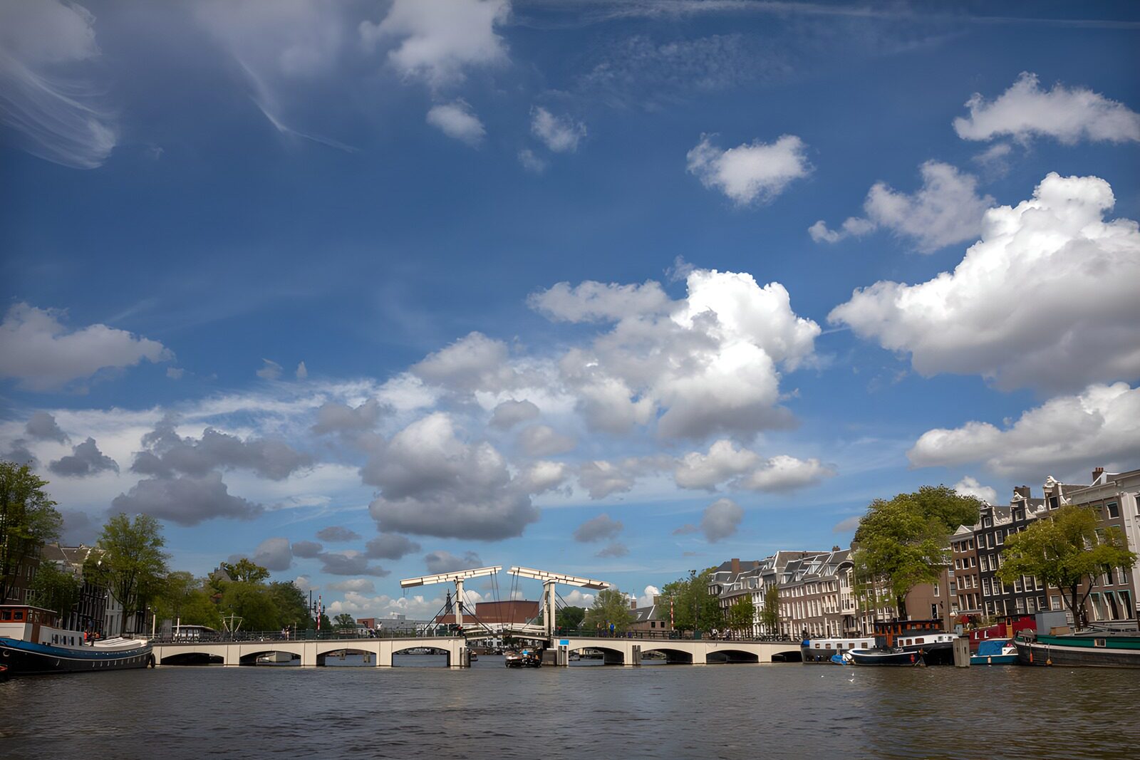 CW5606132: Amsterdamse Brug onder een Stralende Lucht