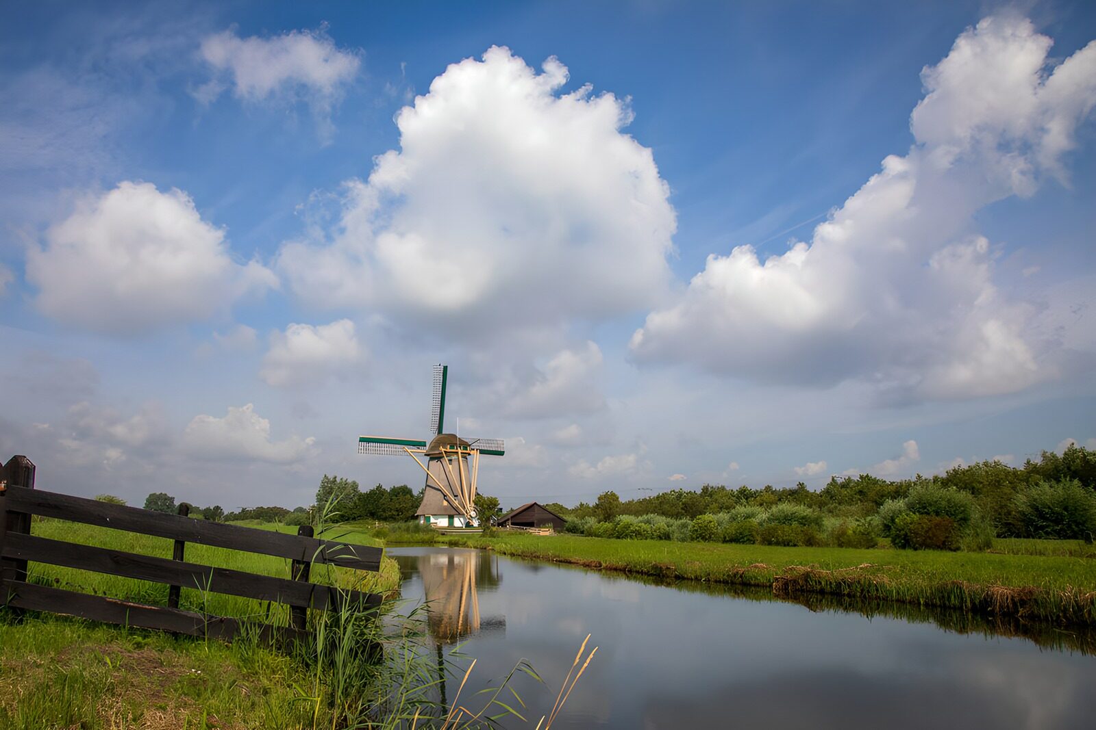 CW6638529: Prachtige molen bij een rustige sloot