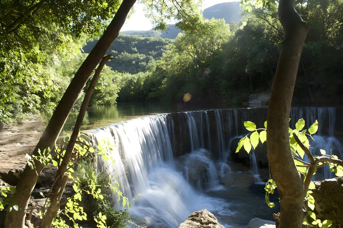 Waterval omringd door weelderige natuur