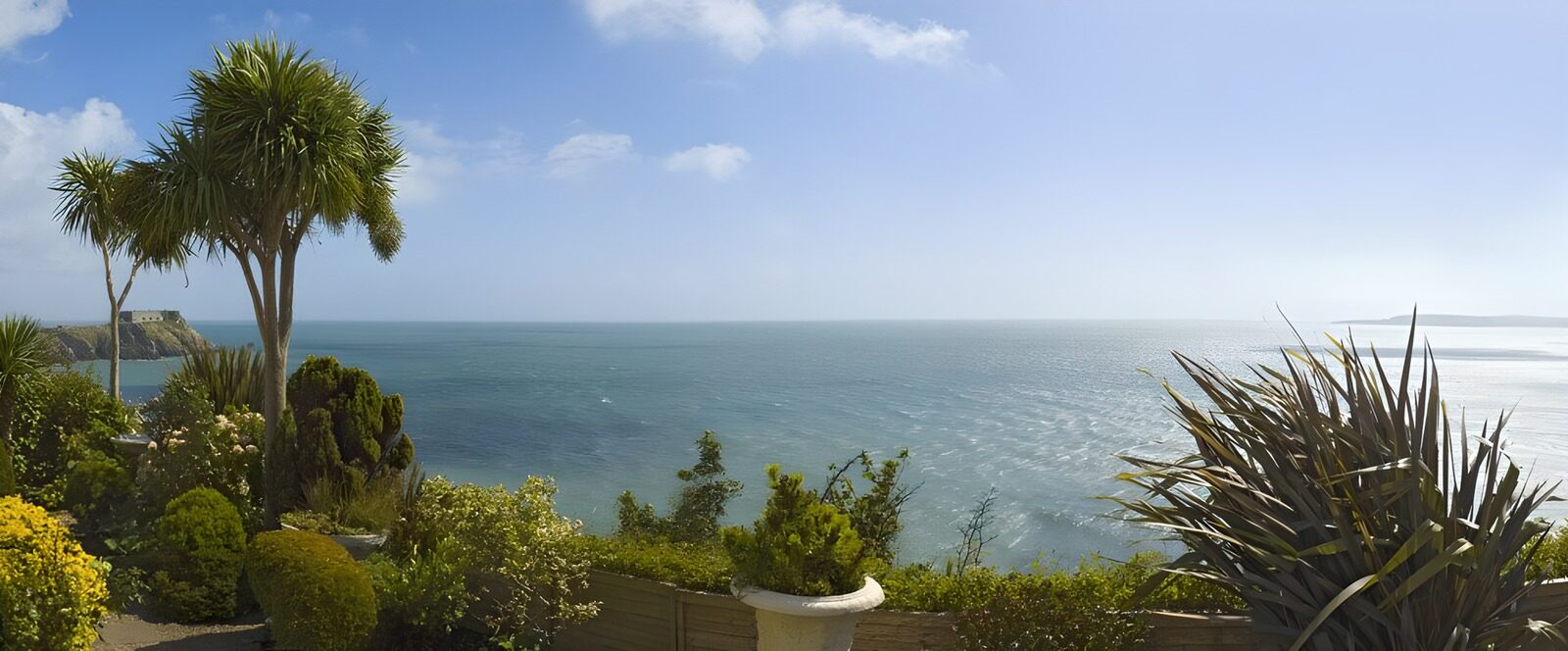 CW5781920: Uitzicht op zee met prachtige tuin