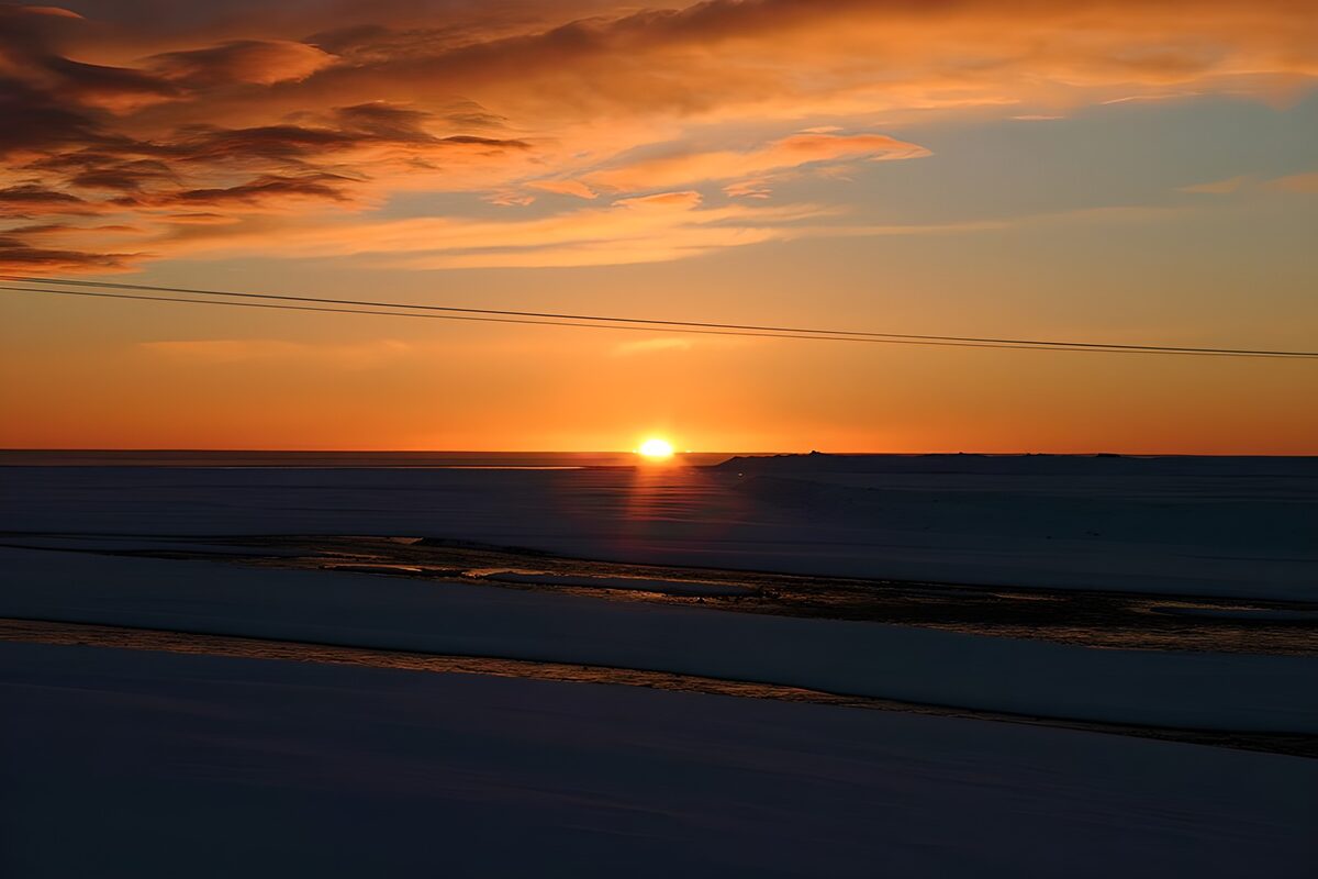 Zonsopgang boven een besneeuwd landschap