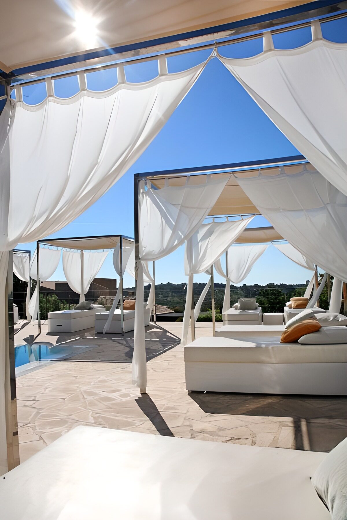 CW9946093: Luxe zwembadterras met cabana's