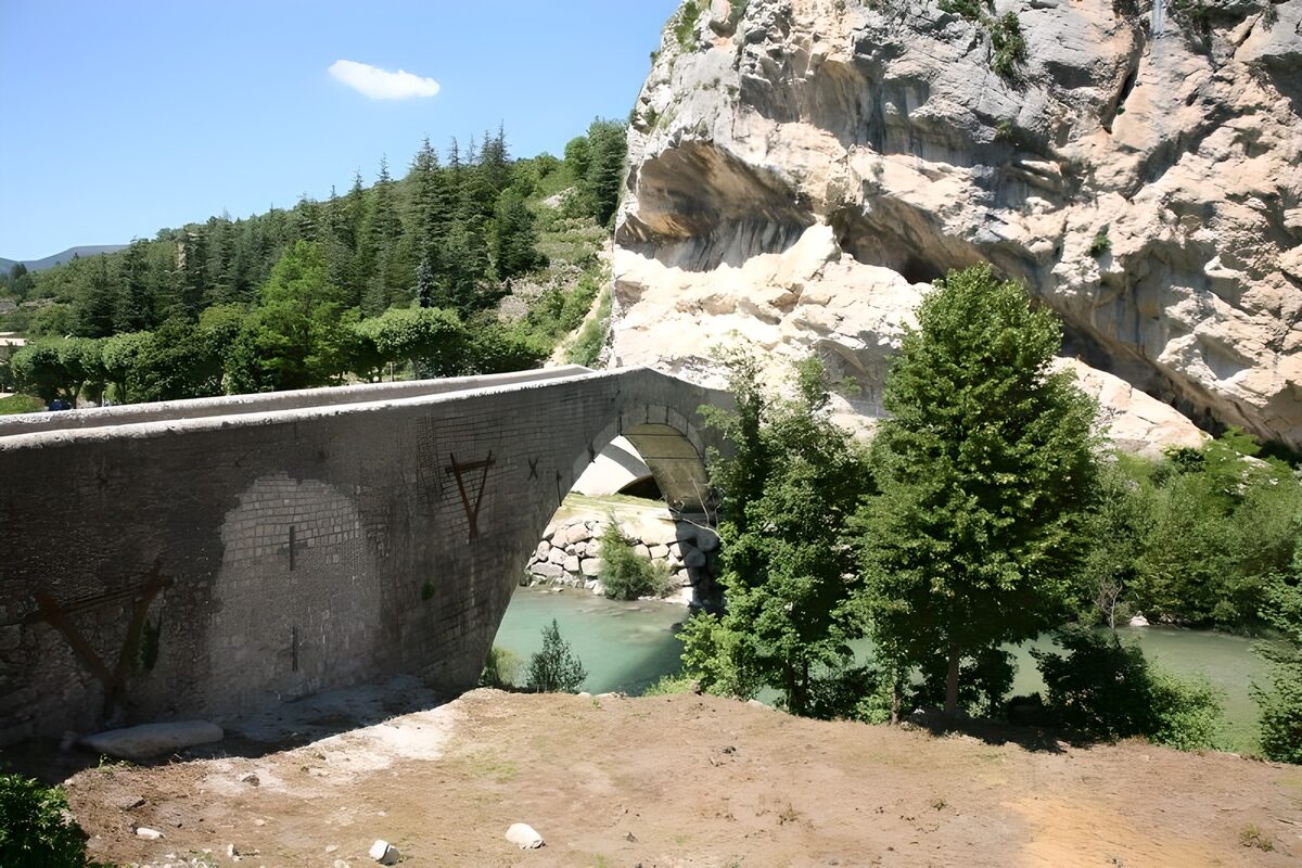 Oude stenen brug in een groen landschap