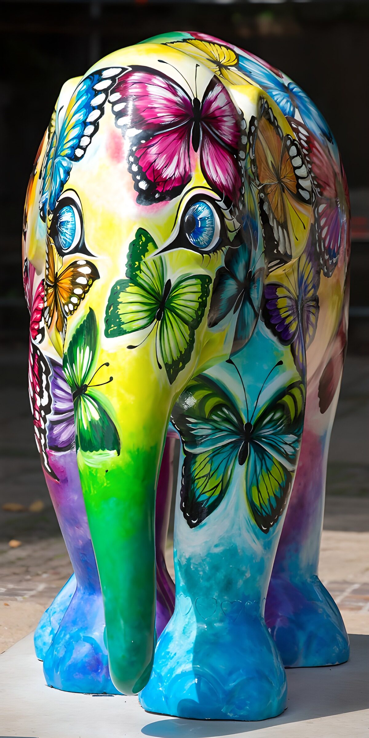 CW6190251: Kleurrijke olifant met vlinders