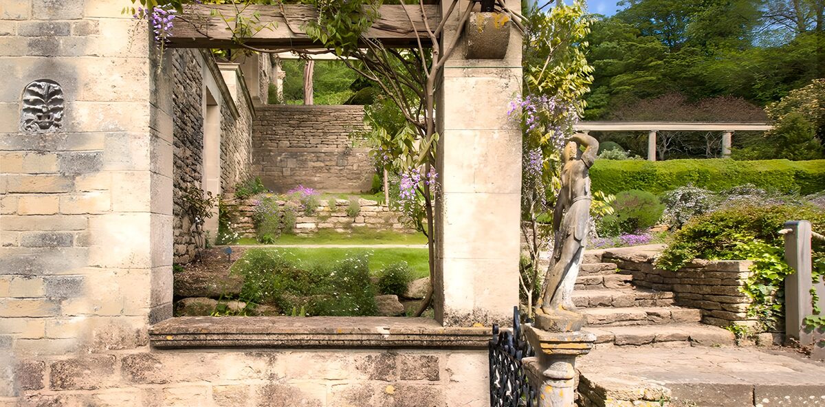 CW8181395: Historische tuin met sculptuur en bloeiende natuur