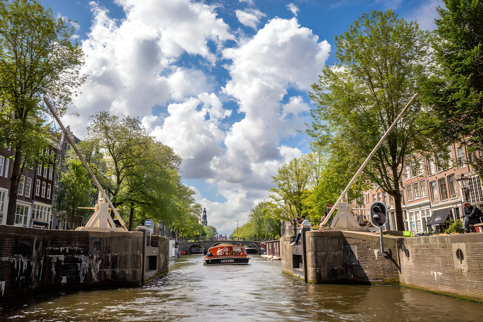 CW2259557: Amsterdamse gracht met bruggen en boot