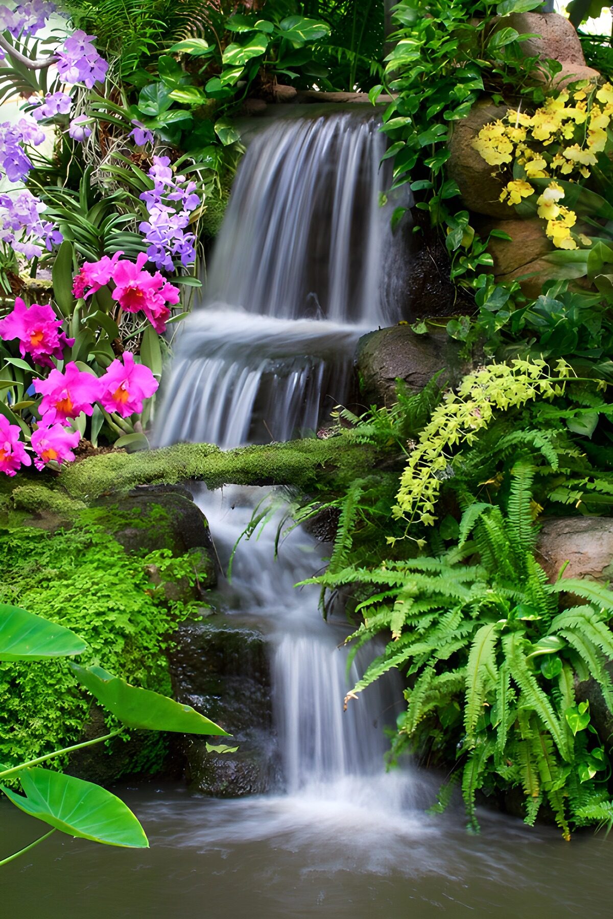 Waterval omringd door kleurrijke bloemen