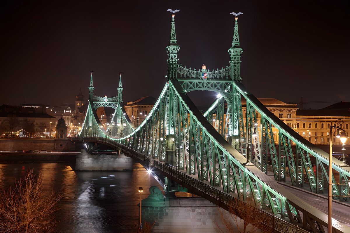 CW1557749: Betoverende Vrijheidsbrug bij Nacht