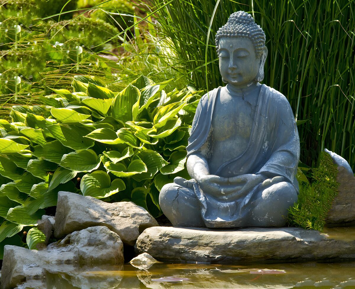 Mediterende Boeddha in een Groene Tuin