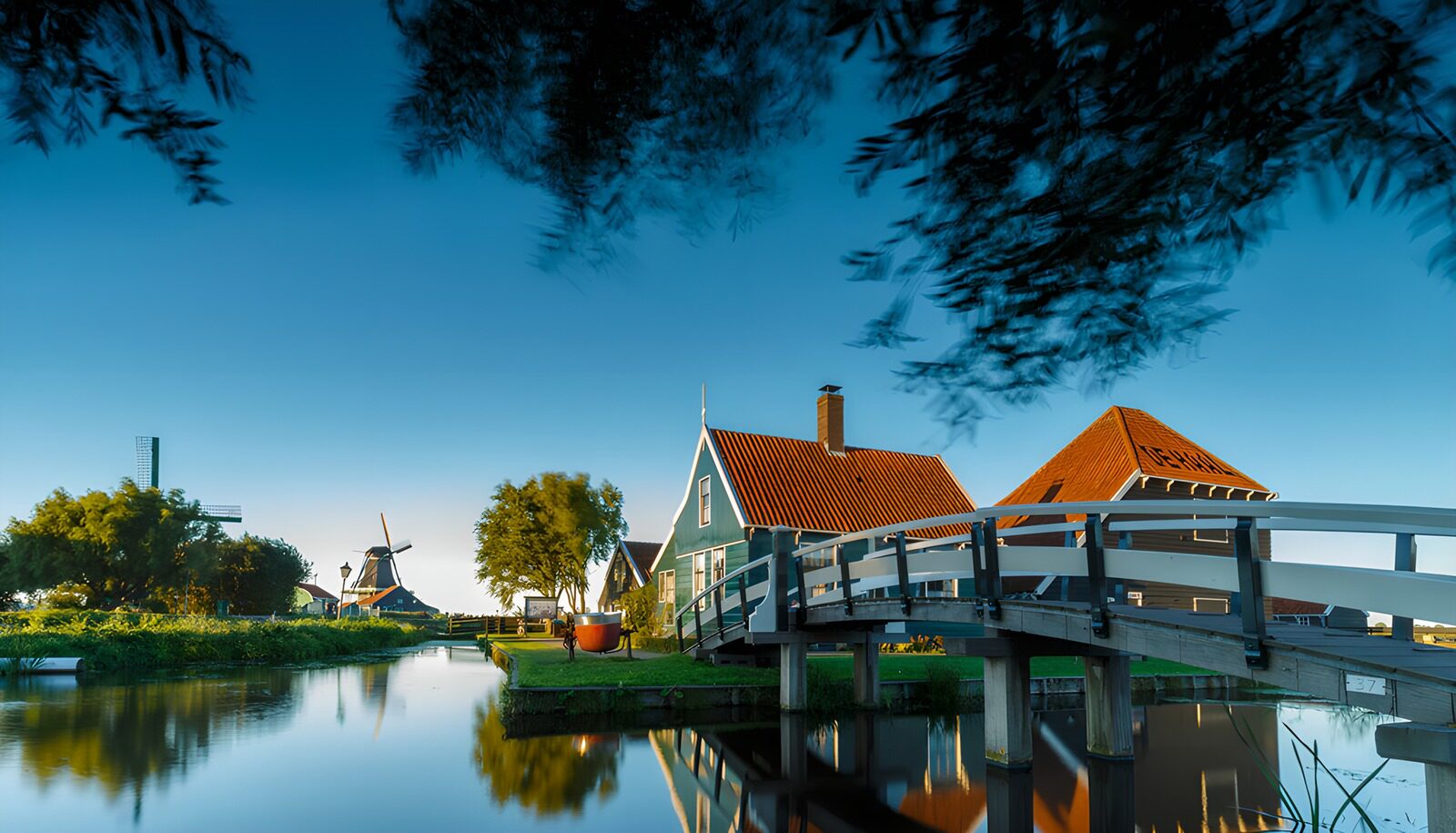 CW8589670: Rustiek Nederlands Landschap met Molens