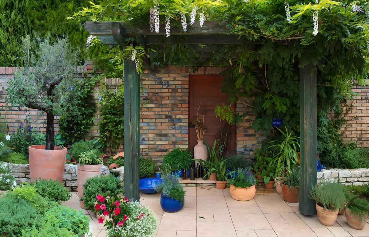 CW8910755: Sfeervolle tuin met planten en pergola