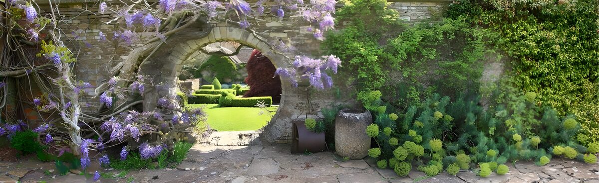 Prachtige poort in een bloeiende tuin
