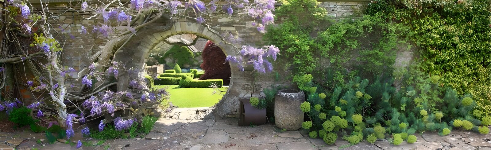 CW5412645: Prachtige poort in een bloeiende tuin
