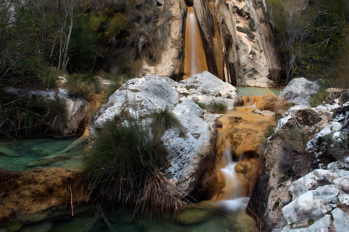Waterval omgeven door natuurpracht