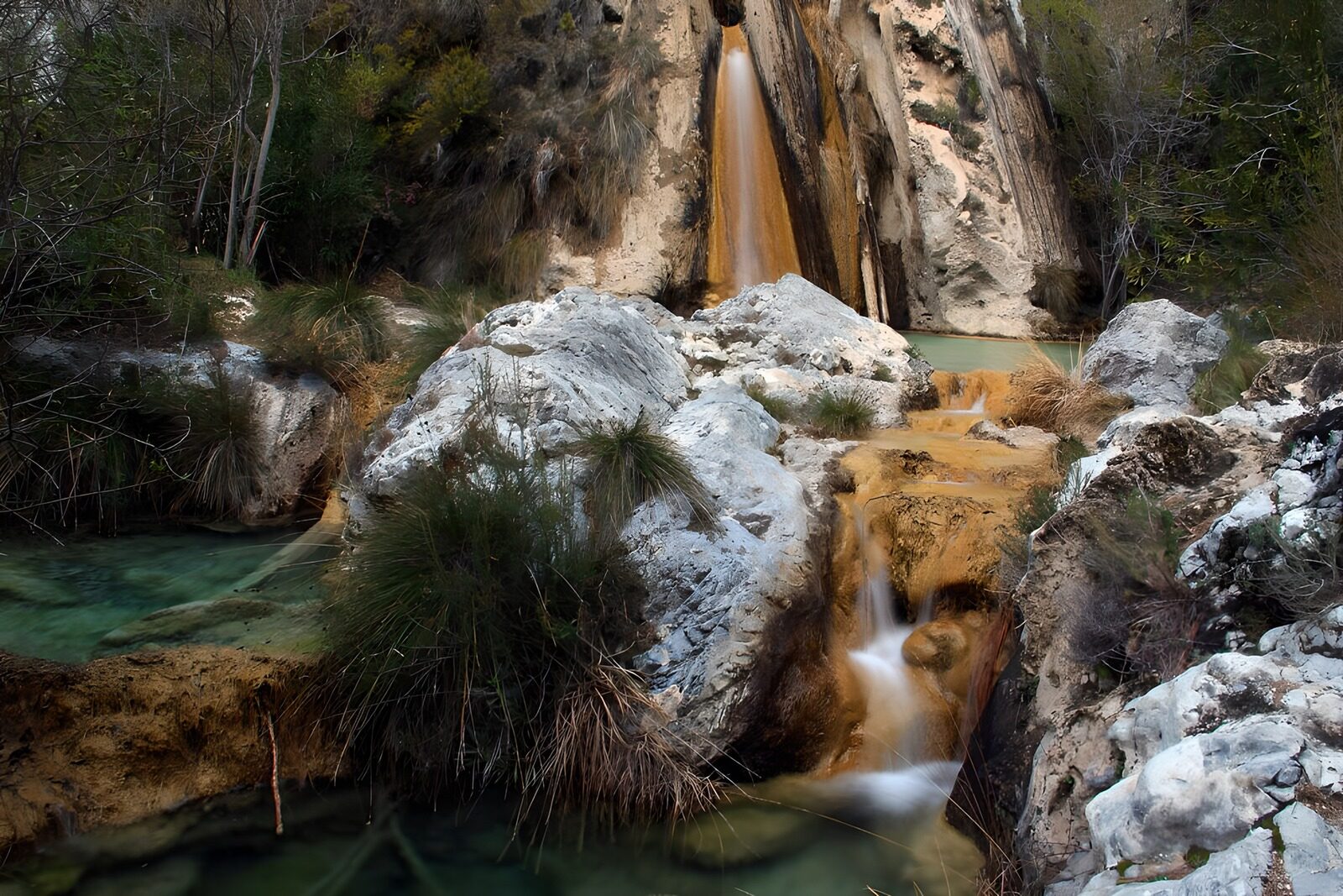 CW4658128: Waterval omgeven door natuurpracht