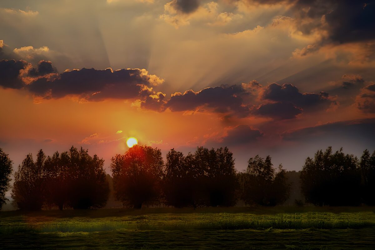 Stralende zonsondergang boven het landschap