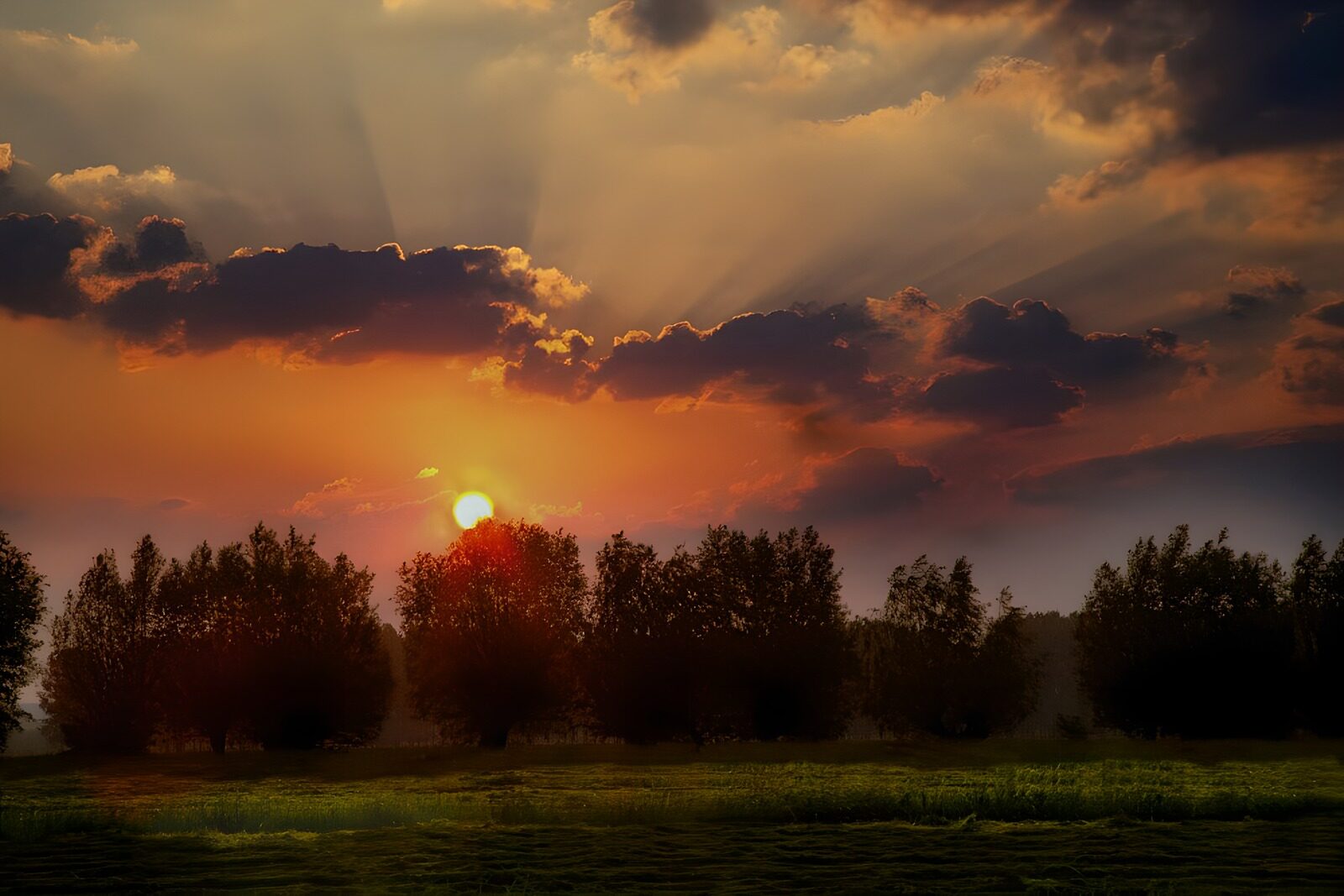 CW6139390: Stralende zonsondergang boven het landschap