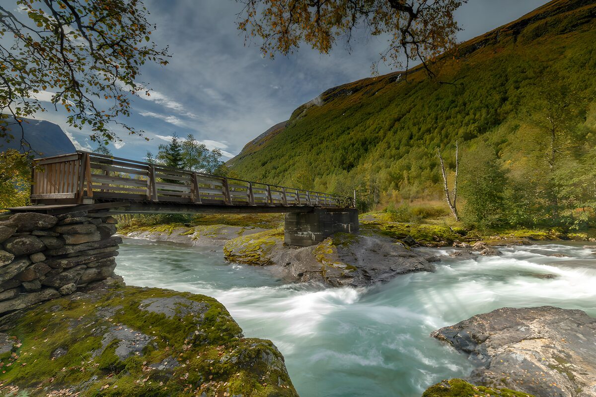 Prachtige houten brug over snelstromende rivier