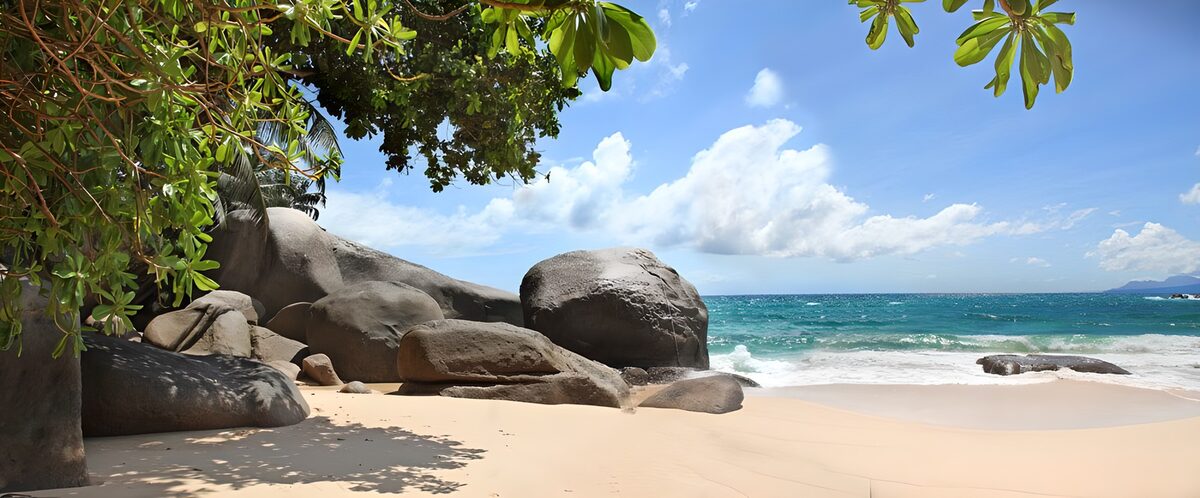 Rustige Strand met Rotsen