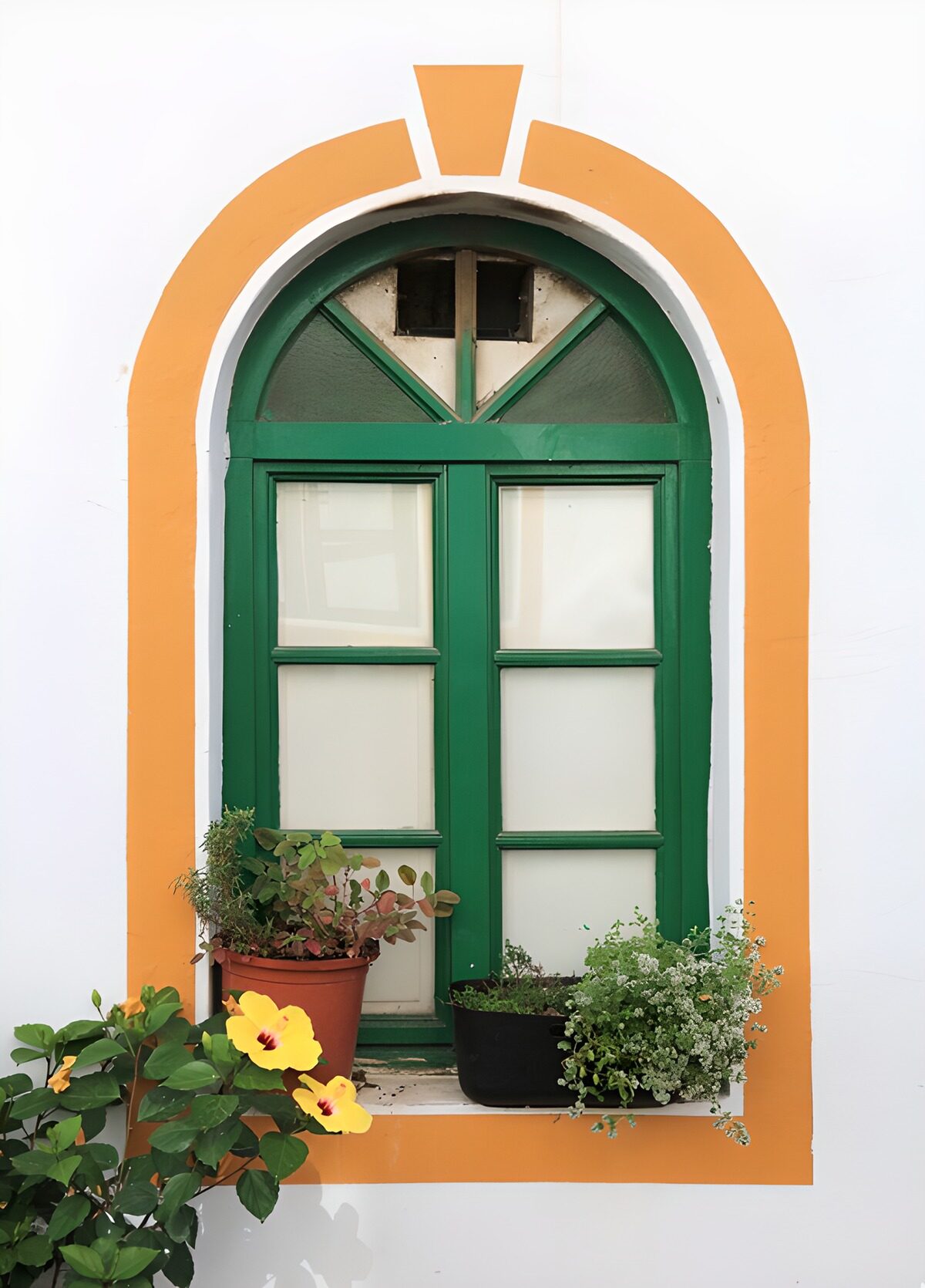Groene vensterlijst met bloemen