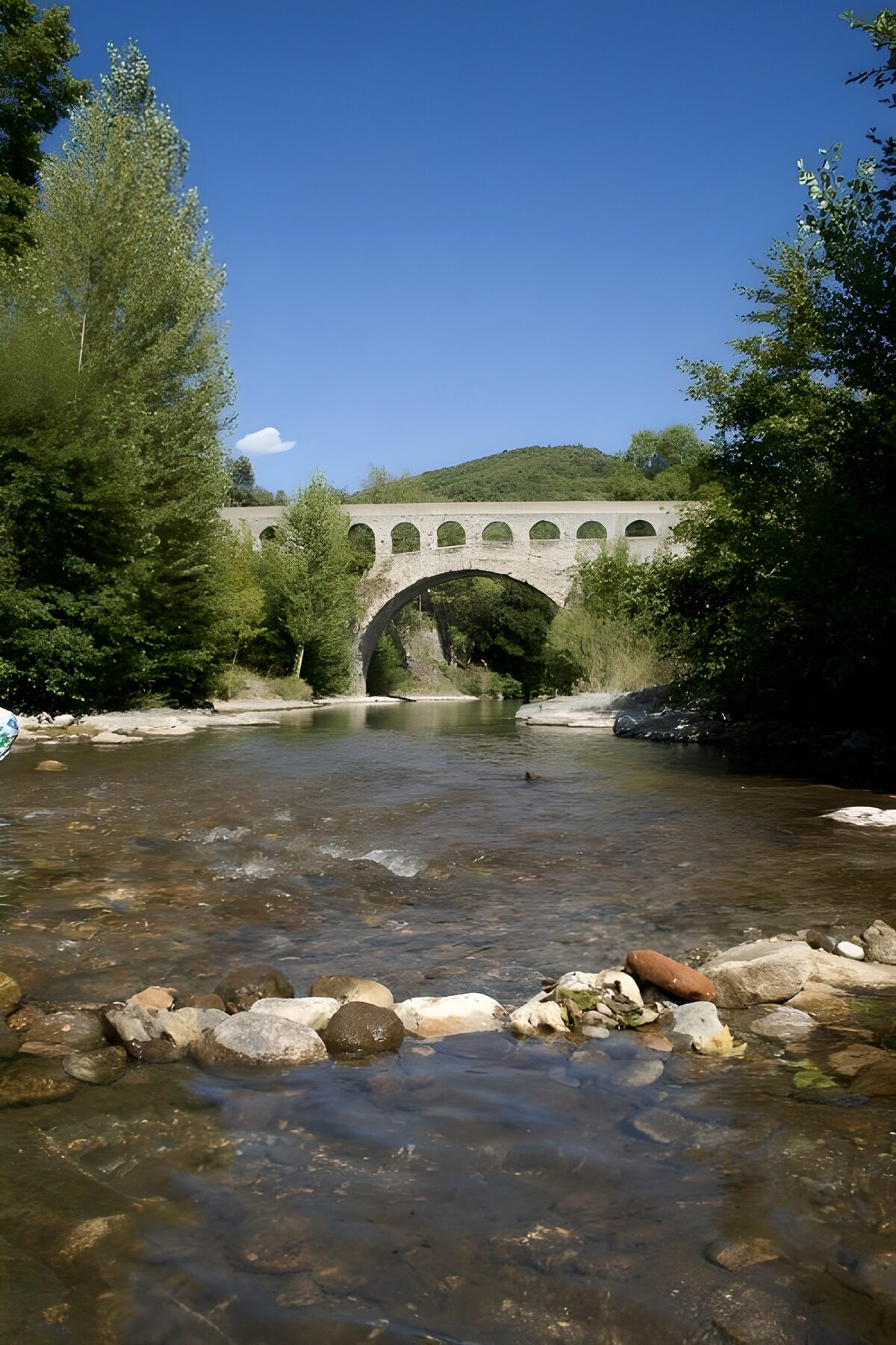 Oude stenen brug over een heldere rivier