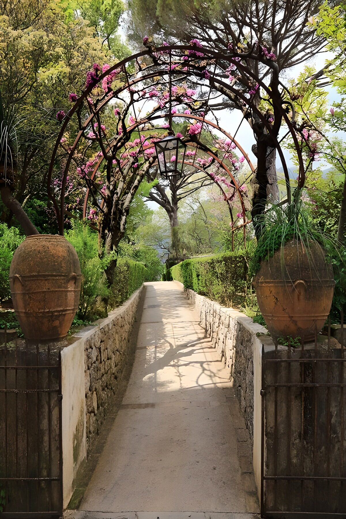 Bloemenrijke toegang tot de tuin