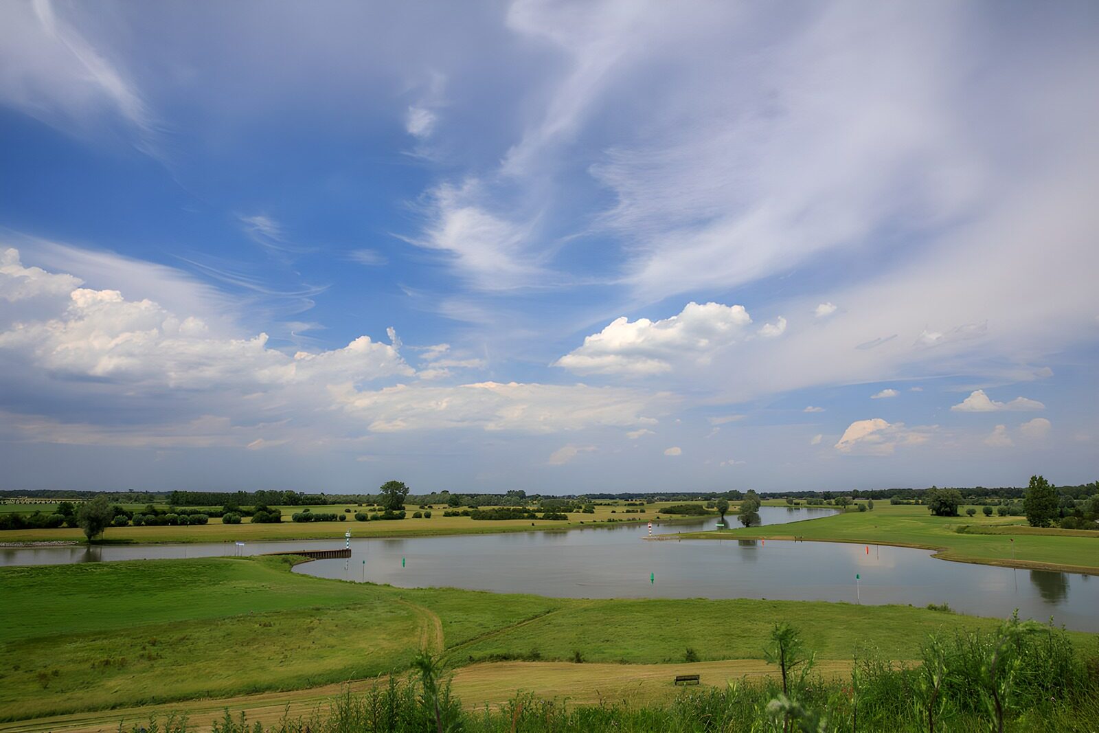 CW8900220: Pittoresk Landschap bij een Rivier