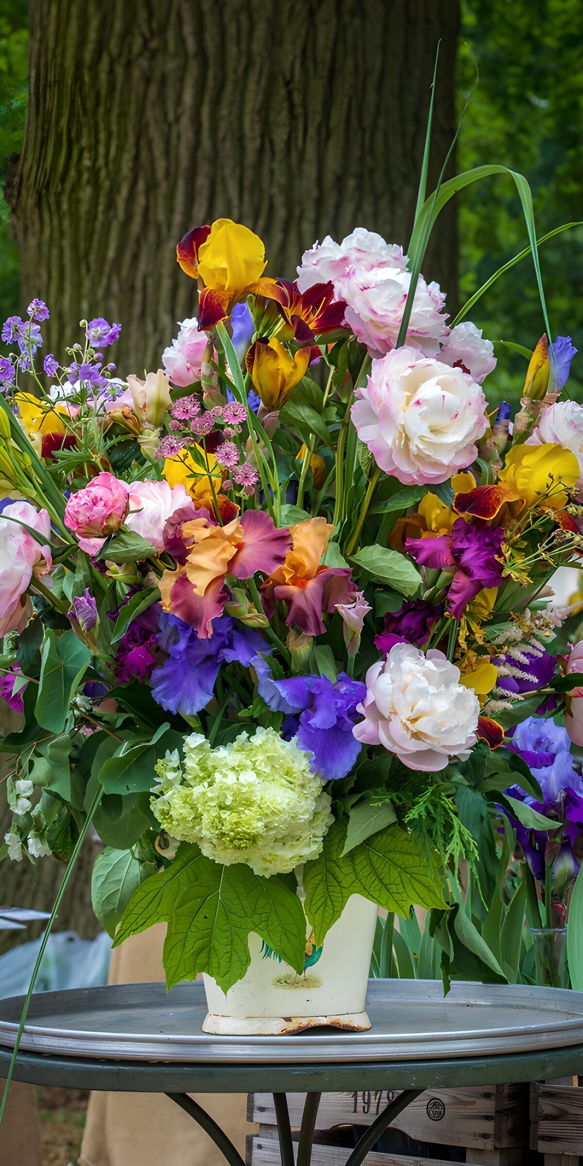 CW9074346: Kleurrijke bloemenvaas in de natuur
