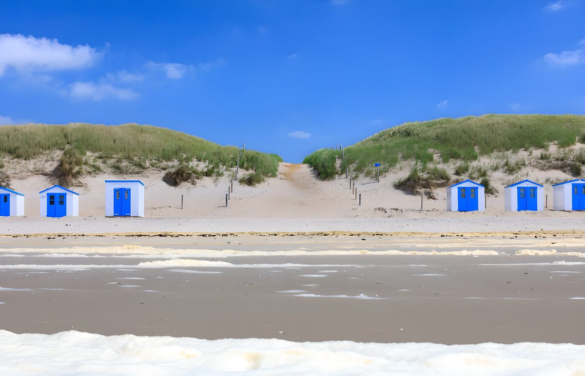 CW1895821: Kleurrijke strandhuisjes bij de duinen
