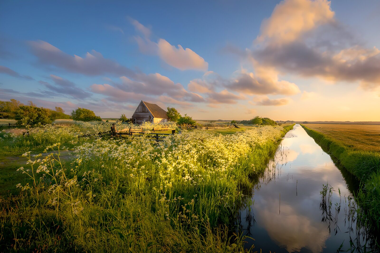 CW1530668: Rustiek landschap bij zonsondergang