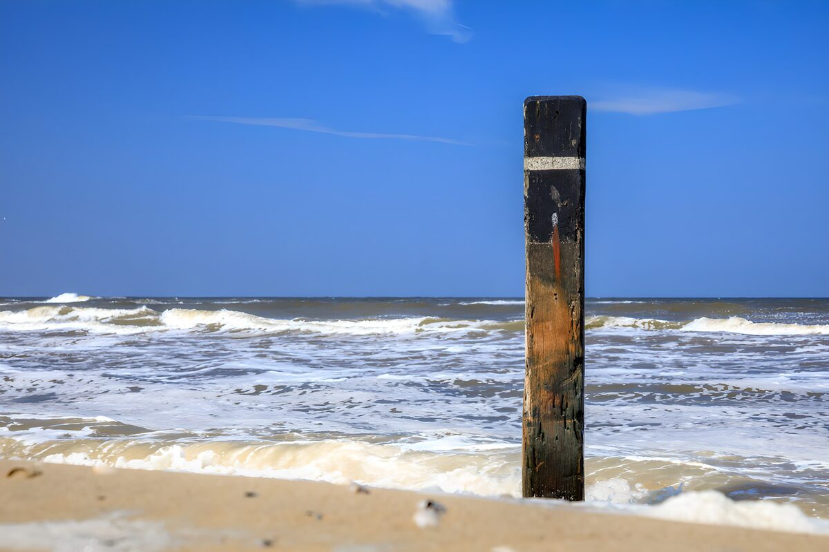 CW6005248: Paal aan het strand met golven