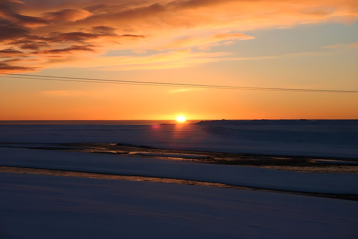 Zonsondergang boven de sneeuwvlakte