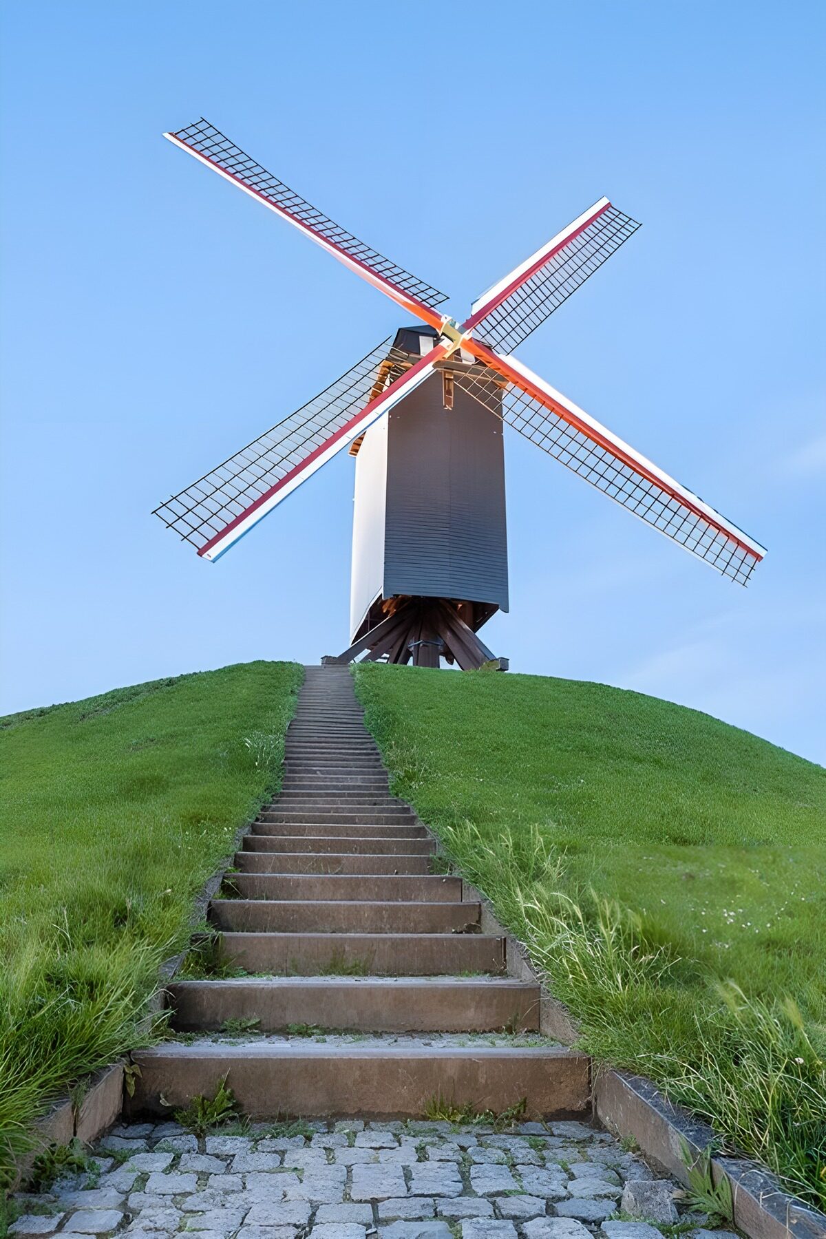 CW1112688: Iconische molen op een groene heuvel