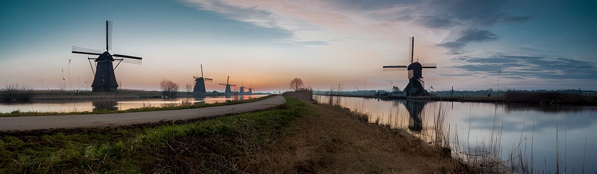 CW8186638: Windmolens bij Zonsopgang