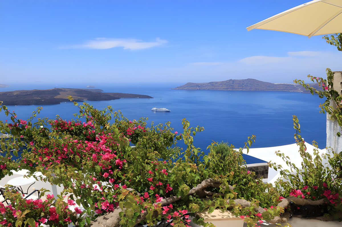 Uitzicht op de blauwe zee van Santorini