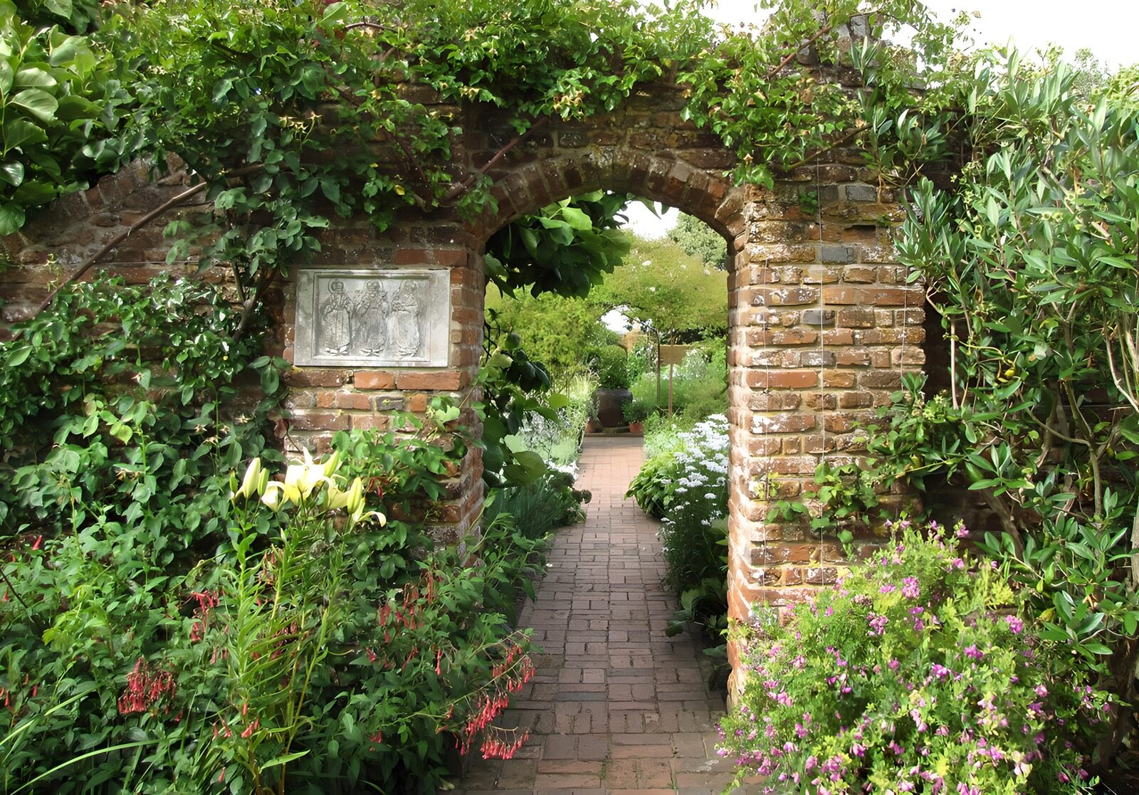 CW8965553: Rustige Bloementuin met Bakstenen Boog