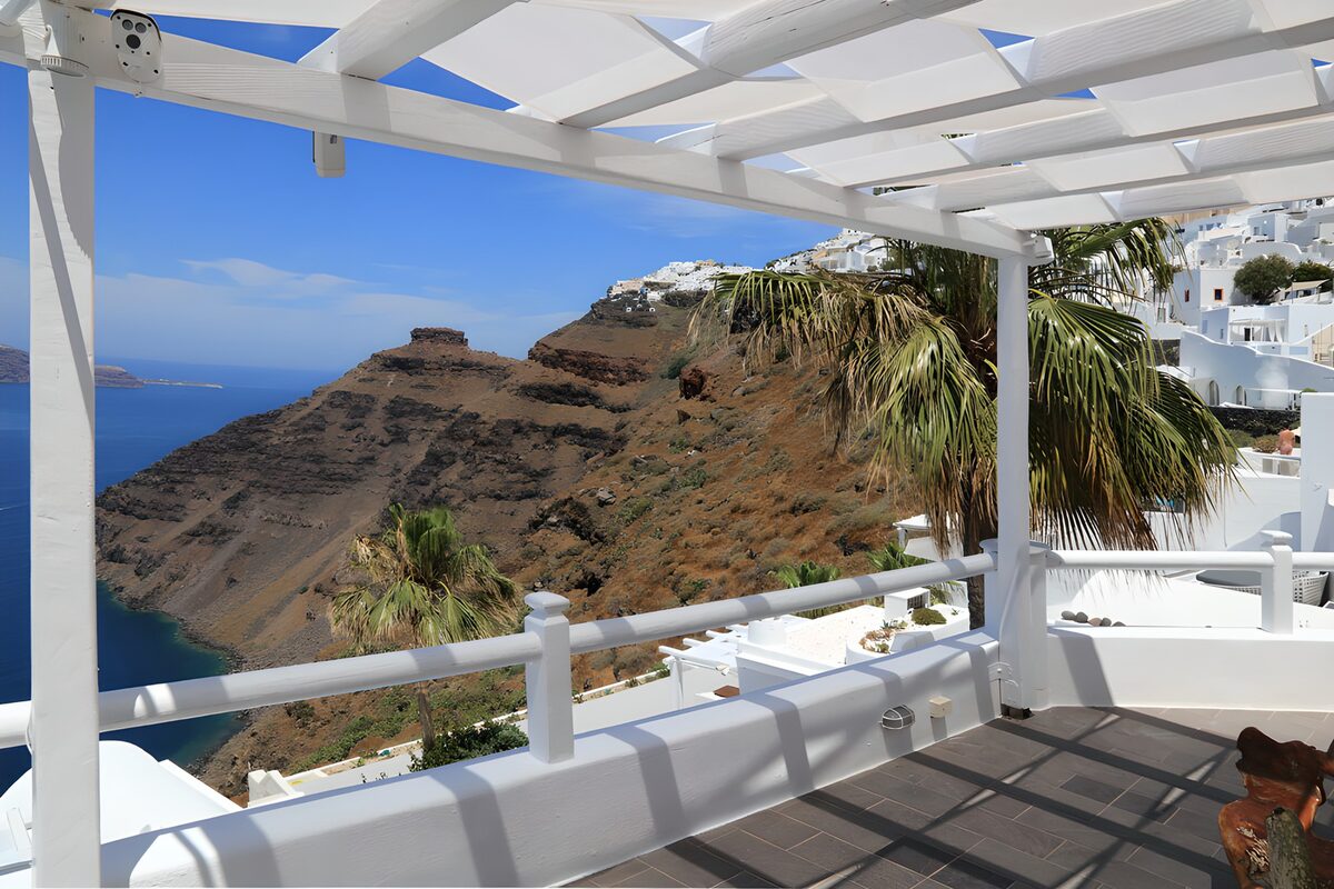 Uitzicht vanaf een terras op Santorini