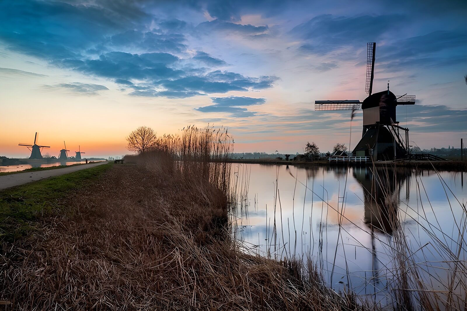 CW4007266: Prachtige zonsondergang bij molens