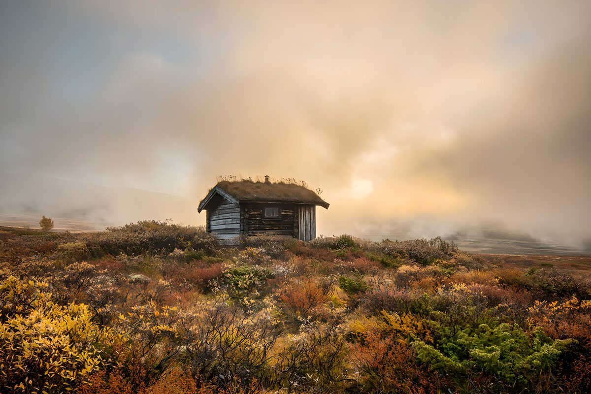Mystieke hut in het herfstlandschap